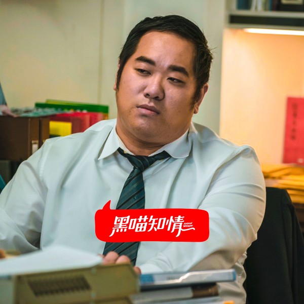 哈囉!我是夏大寶!想要我為你錄下一段難忘的影片嗎?歡迎來找我錄製影片喔!
不論是祝賀、感謝、道歉、求婚、告白等各種重要時刻,任何你想說的或是不敢表達的,都可以由我來錄製專屬影片,
替值得紀念的每一刻留下美好回憶!
「羅均要是一天不出包,他就不是羅均了」
服務處裡資歷僅次於楊主任(梁正群 飾)的資深老屁股,跟隨委員多年,經驗豐富,在政治圈裡的人脈也廣,很懂得趨吉避凶,所以對所有事情總是一副吊兒啷噹胸有成竹的模樣,也很懂得耍小聰明打混,很看不慣羅鈞(施名帥 飾)那種廢廢的樣子,因此時常言語上消遣他。
◎收入捐贈「看得見春天八里狗園」